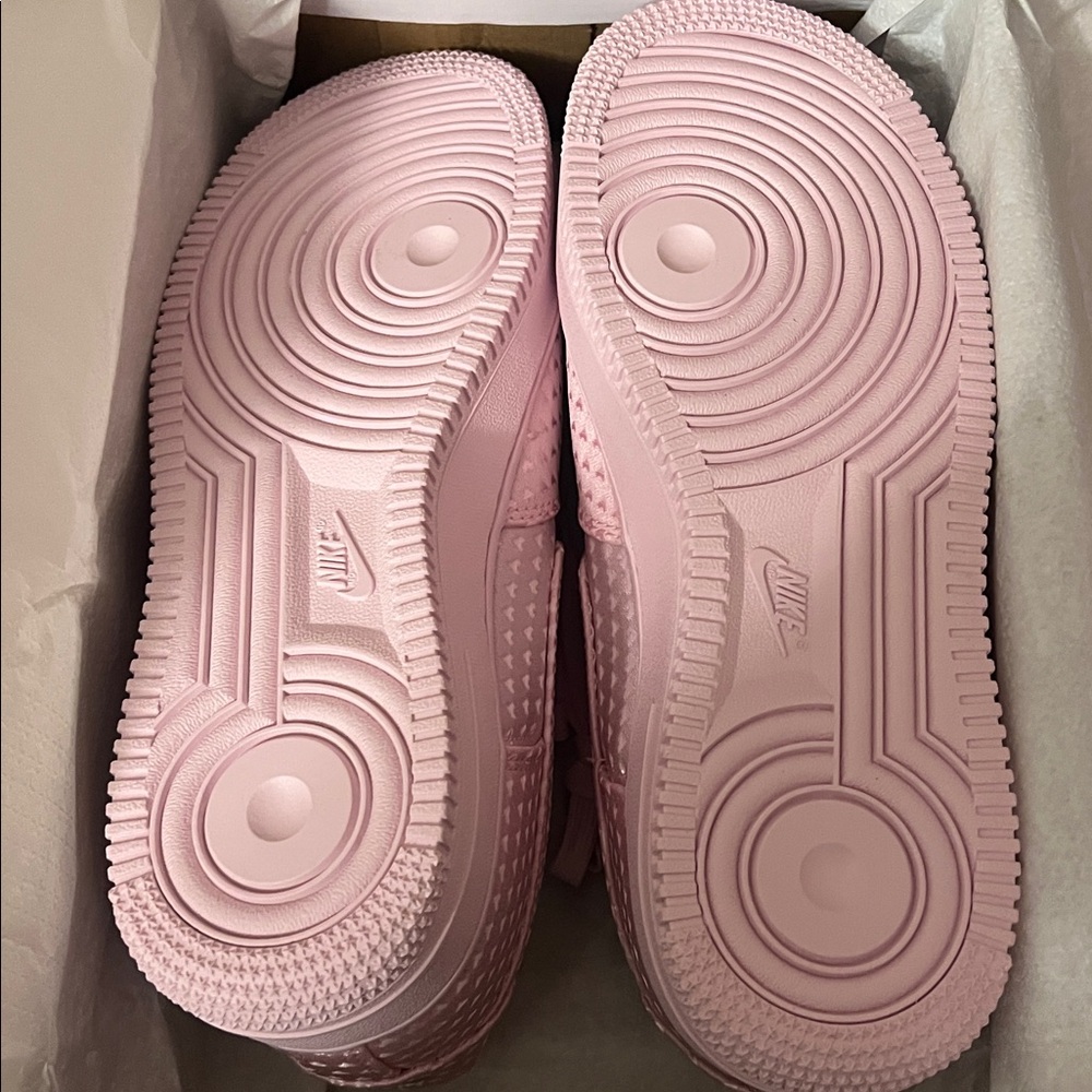 Nike Air Force 1 Valentines 8.5 - Brand New! - Picture 6 of 9